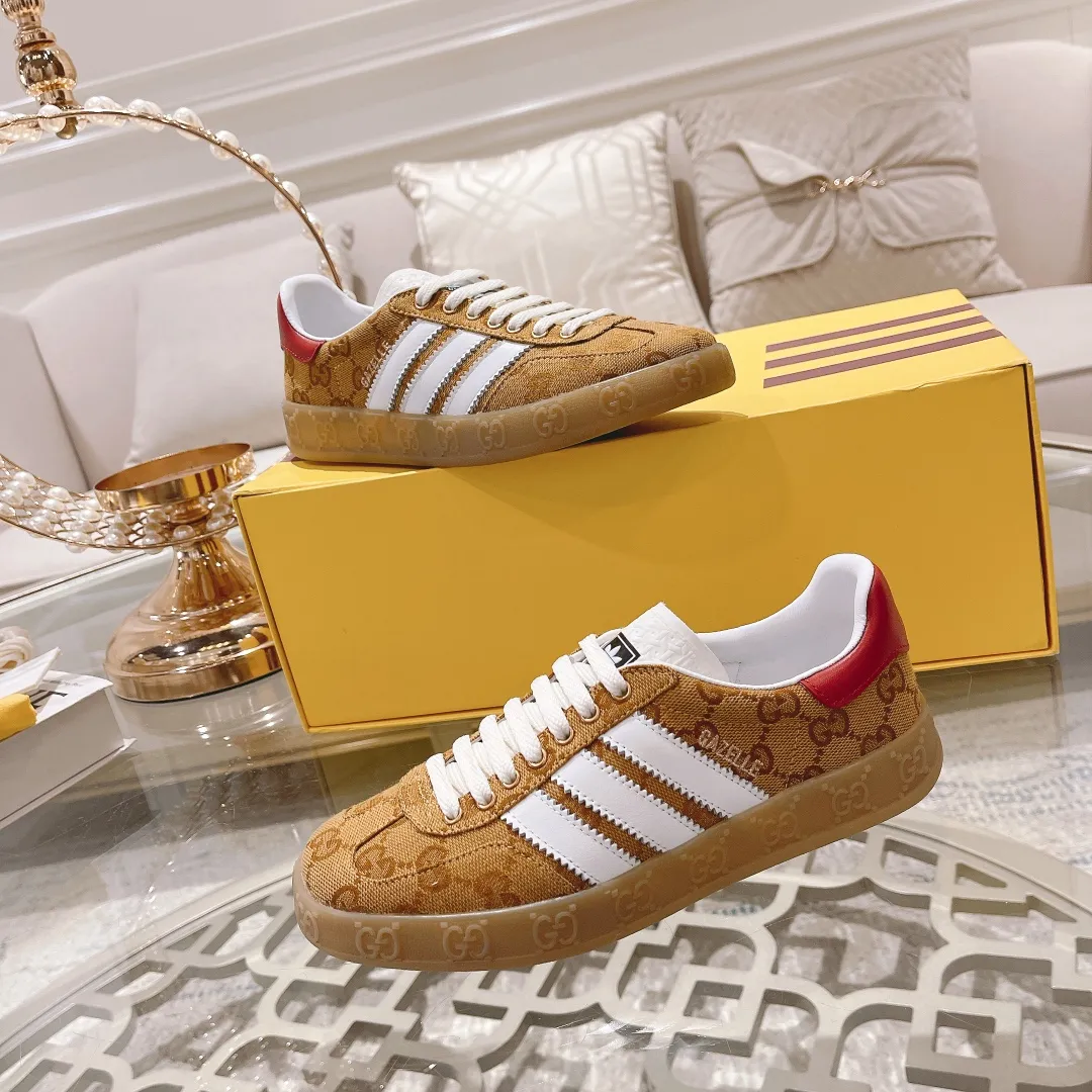 👟👟Ex-factory price 480👟👟 Women's shoe factory Gucci&adidas joint limited edition couple's sneakers. A super nice joint casual sneaker with rich and bold colors! It showed everyone a completely different charm from the past! Combining retro style and youthful sports style to create a new aesthetic! Vitality yet stylish at the same time! ! Upper - made of cowhide, cowhide, cloth. Lining - sheepskin lining for feet. Sole - original open-molded beef tendon non-slip and wear-resistant outsole. Size: 35-44 (couple style)